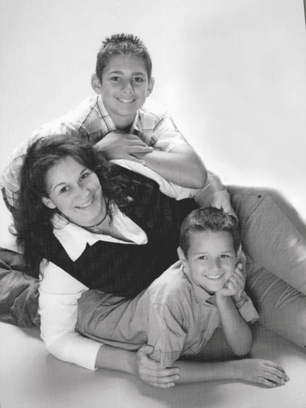 Yannik.Happy-30-Birthday, Familienfoto, fröhliches Familienfoto zum 30. Geburtstag von Yannik mit Eltern und Geschwistern, festliche Stimmung, gemeinsames Lachen, Glücksmomente.