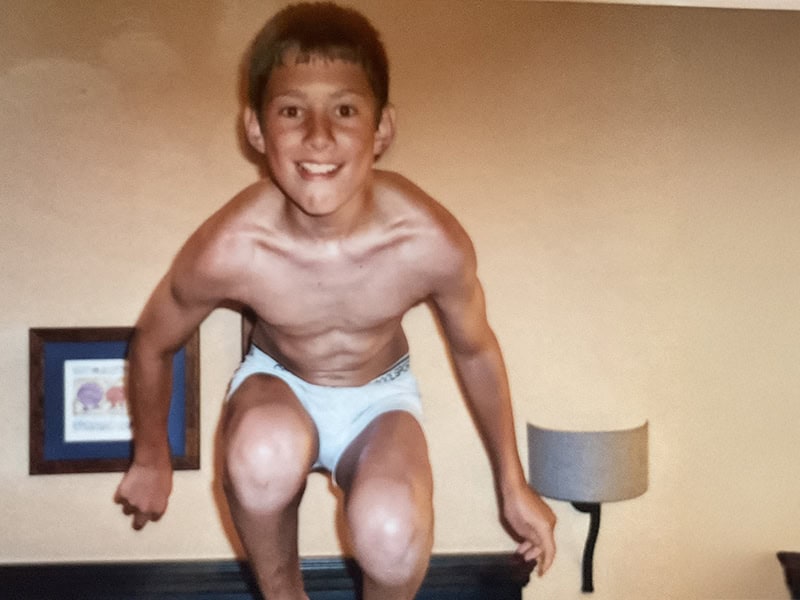 Jugender Junge springt auf Möbel, Geburtstag, Spaß, Kinder, fröhlich, Feier, Geburtstagskind, Happy Birthday, kindlicher Spaß, Geschenk.