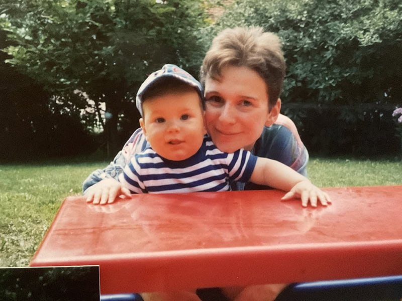 Kind Vater mit Baby auf einem Gartentisch, glückliches Familienmoment, emotionale Mutter-Kind-Bindung, Kindergeburtstag, Natur, Outdoor, Sommer.