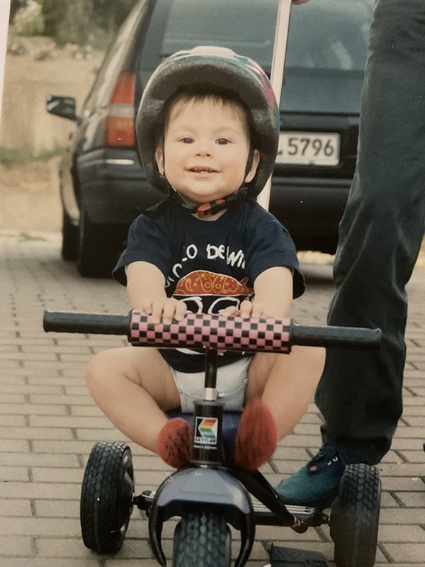 Schlankes Kinder-Trike mit Helm für sicheren Spielspaß, ideal für kleine Kinder.