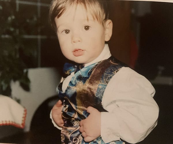Yannik als Kind in Trachtenkleidung, Nostalgisches Kinderfoto für Geburtstagspost.