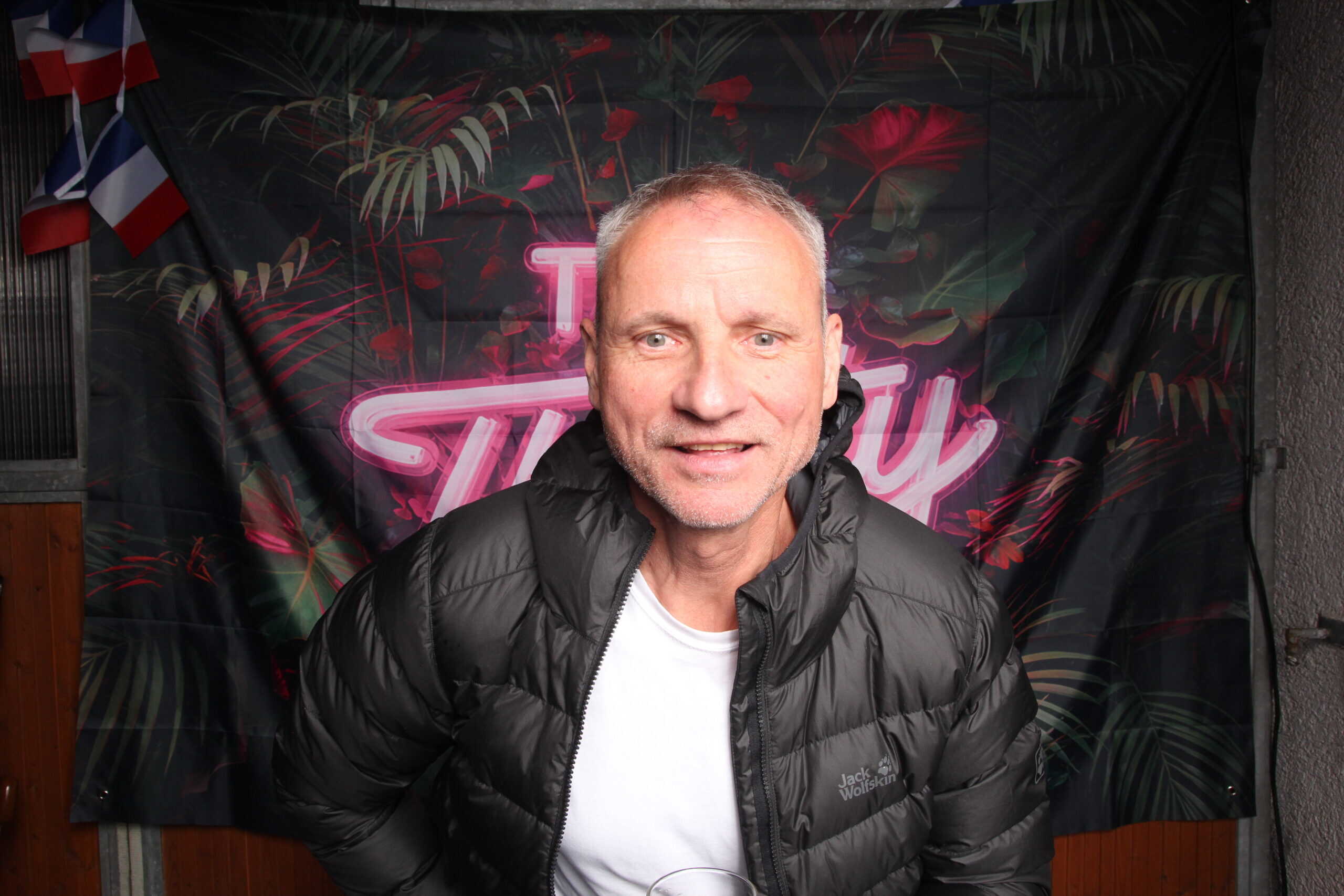 Geburtstagsfeier, Yannik, 30 Jahre, Geschenk, Freunde, Party, Jubiläum, Glückwunsch, Gesellschaft, festliche Stimmung.