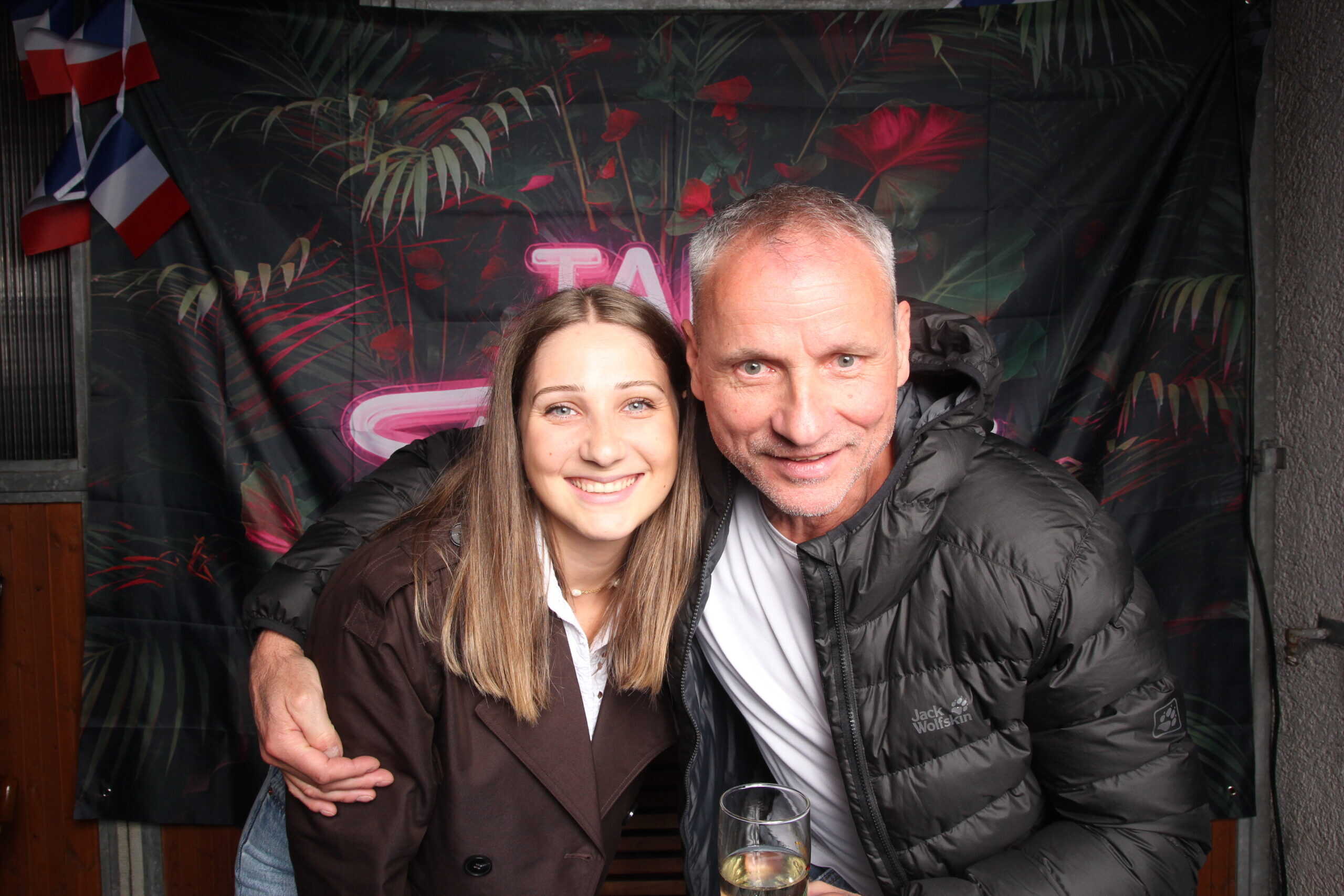 Glückliches Geburtstagsfoto mit Vater und Tochter, festliche Atmosphäre, Feier, Familie, 30. Geburtstag, Spaß, Freunde, Freude, Party, Jubiläum.