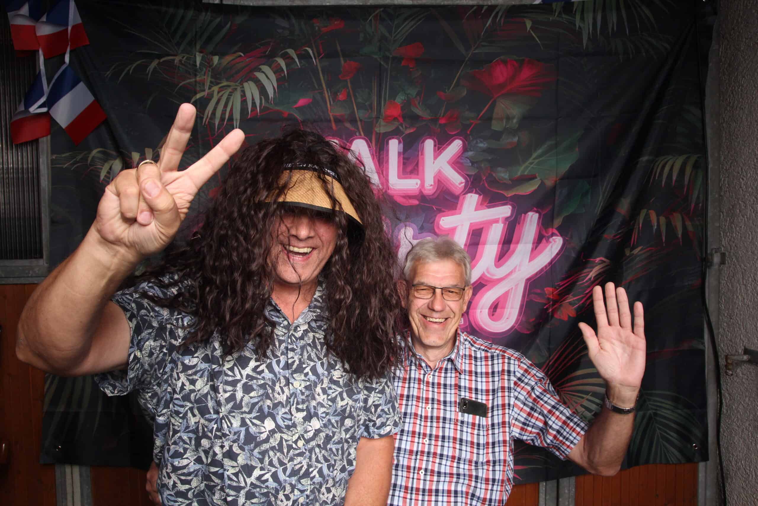 Fröhliche Geburtstagsfeier mit Freunden, lustige Gesprächsrunde und Neon-Deko, perfekte Party zum 30. Geburtstag.