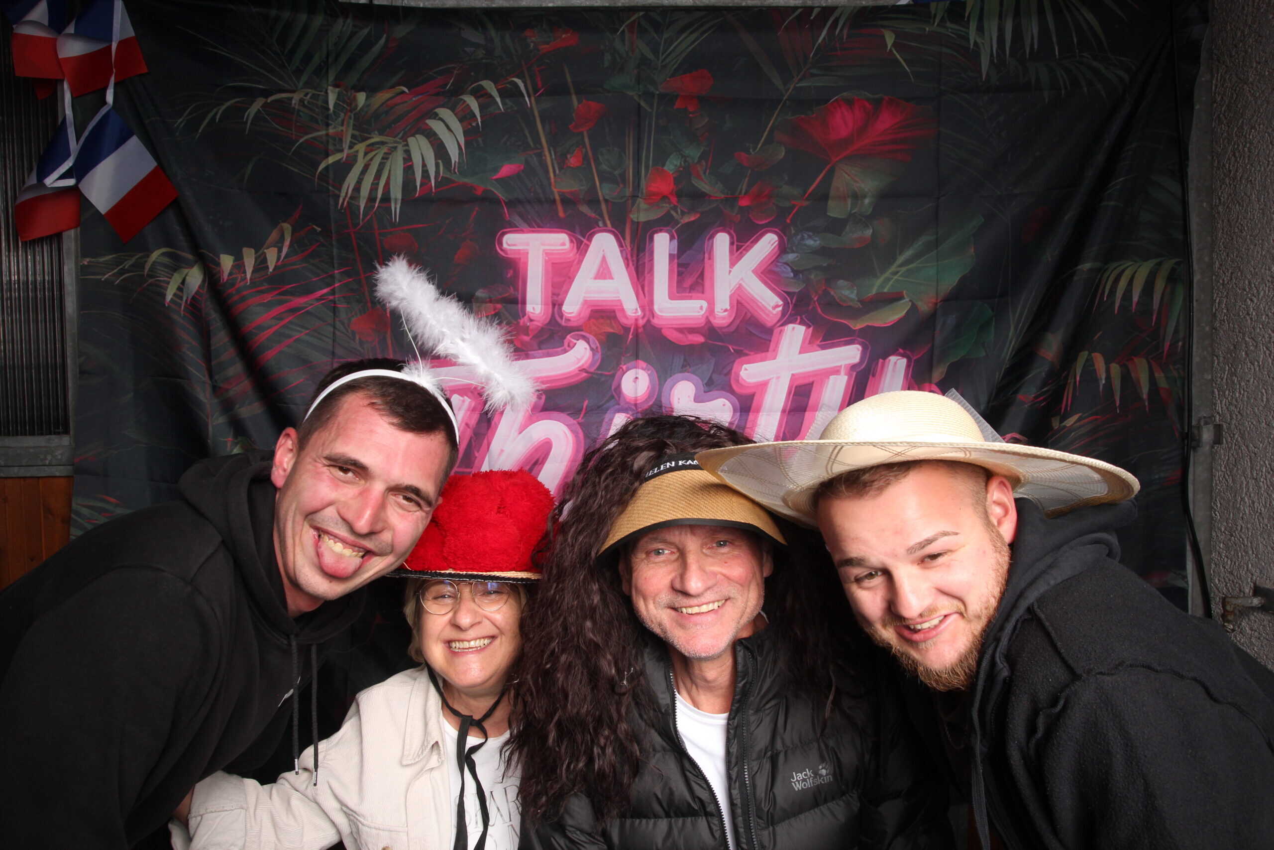 Fröhliche Freunde feiern 30. Geburtstag mit lustigen Hüten und Foto-Backdrop.