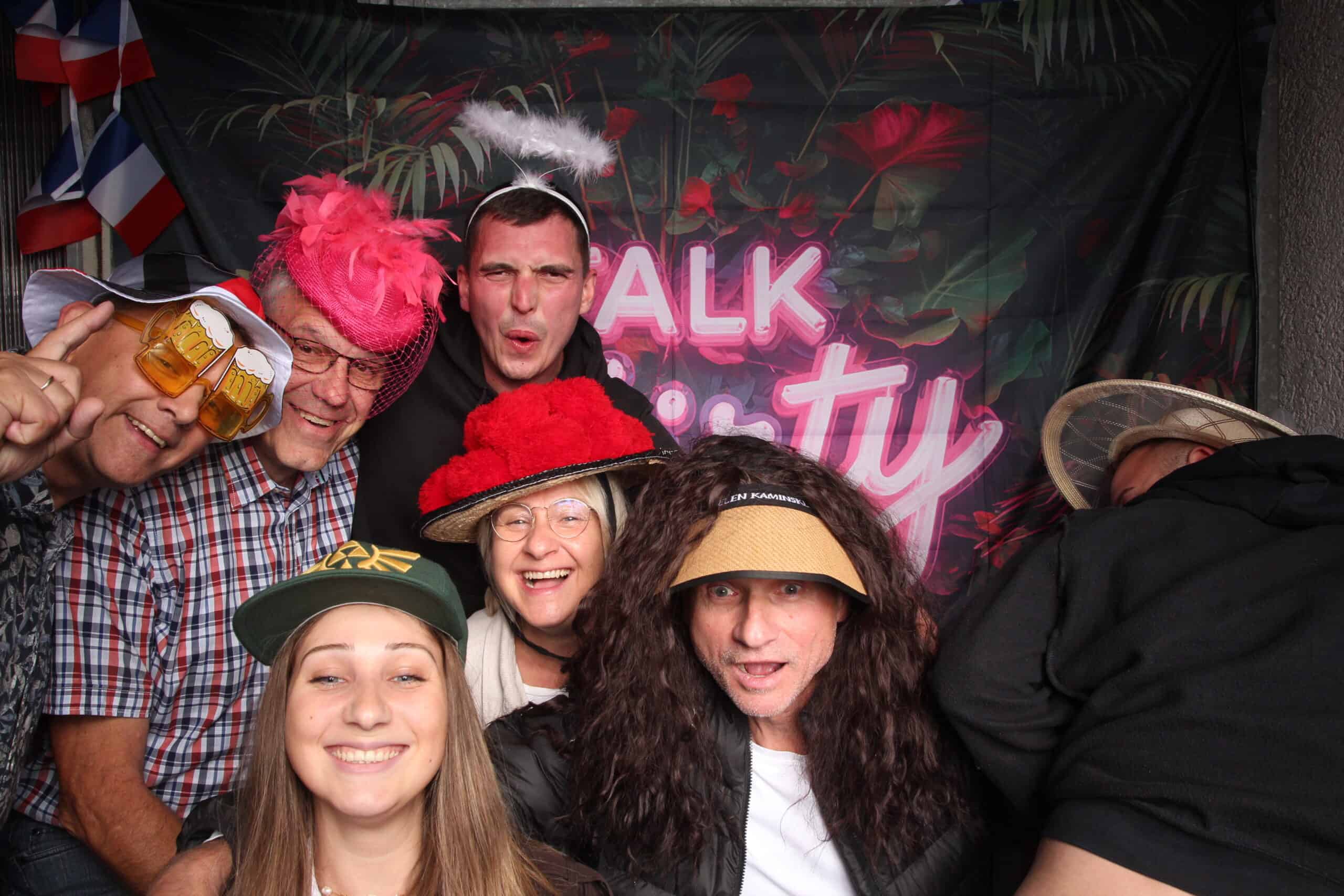 Fröhliche Menschen feiern Geburtstag mit bunten Kostümen und Accessoires, stilvolles Event, Party, jahrestag, Spaß, Freunde, Geburtstagsfeier.