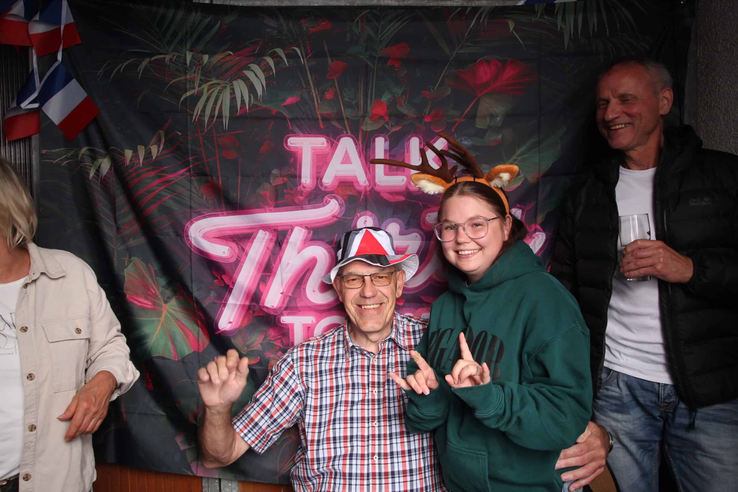 Fröhliche Geburtstagsfeier mit Familienmitgliedern, bunter Dekoration und lustiger Reh-Haube, feiern Yannik's 30. Geburtstag mit Freunden.