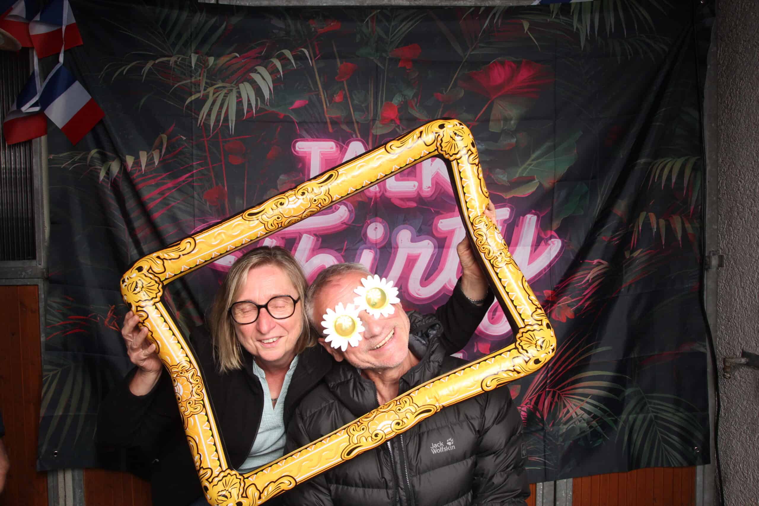 Fröhliches Geburtstagsfoto mit Freunden bei einer Feier.