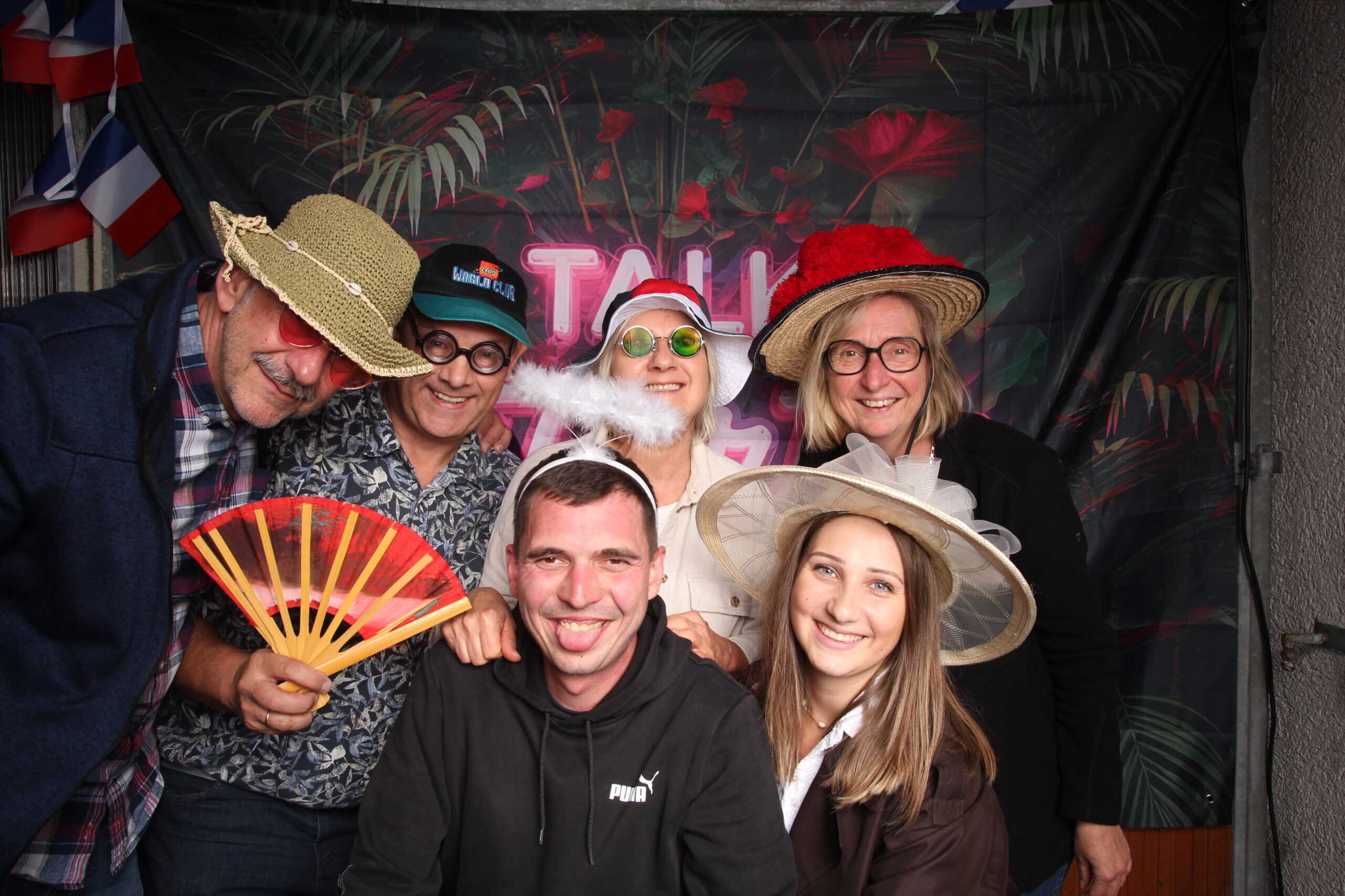 Fröhliche Gruppe beim 30. Geburtstag mit lustigen Hüten und Party-Accessoires, feiere den besonderen Tag von Yannik.