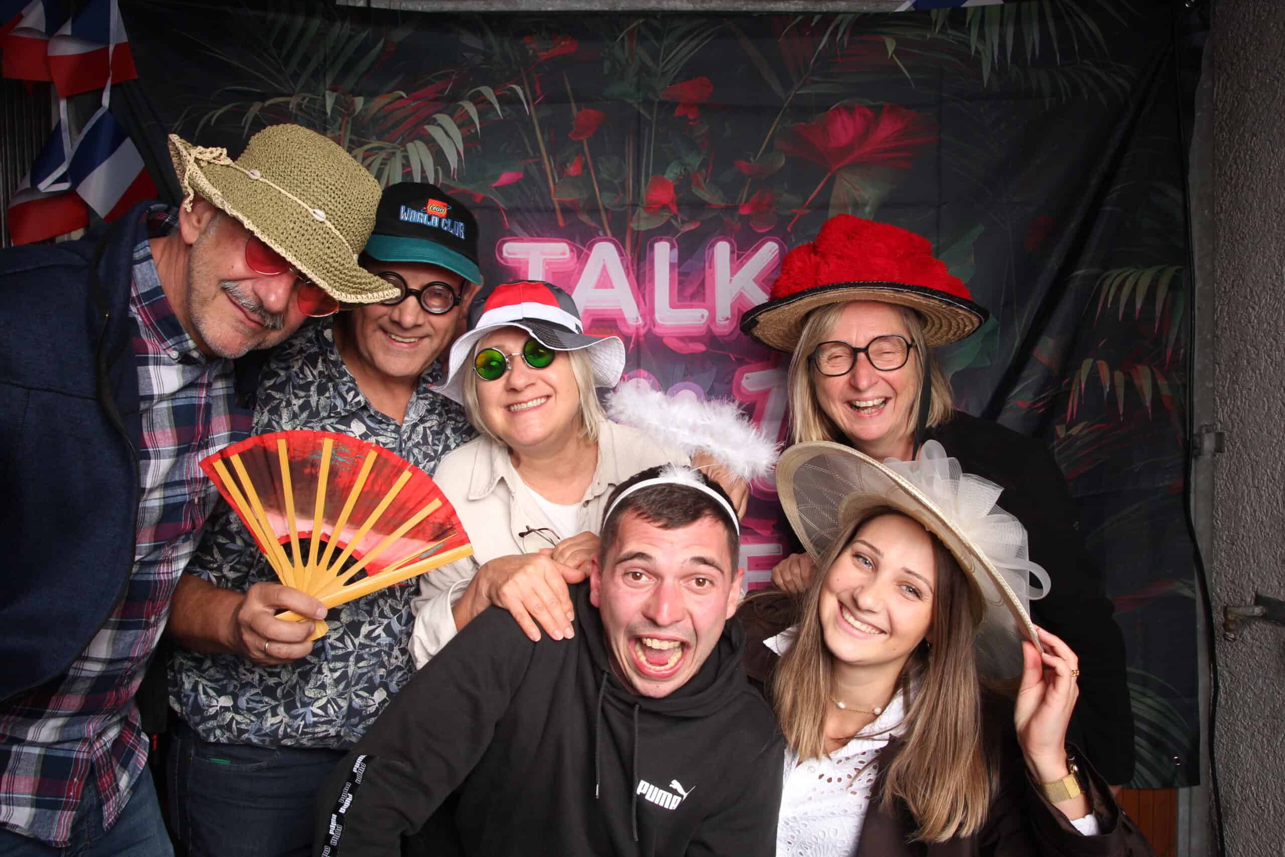 Fröhliche Geburtstagsfeier mit Freunden, Kostümen und Party-Accessoires, perfekt für gute Laune und Erinnerungen.