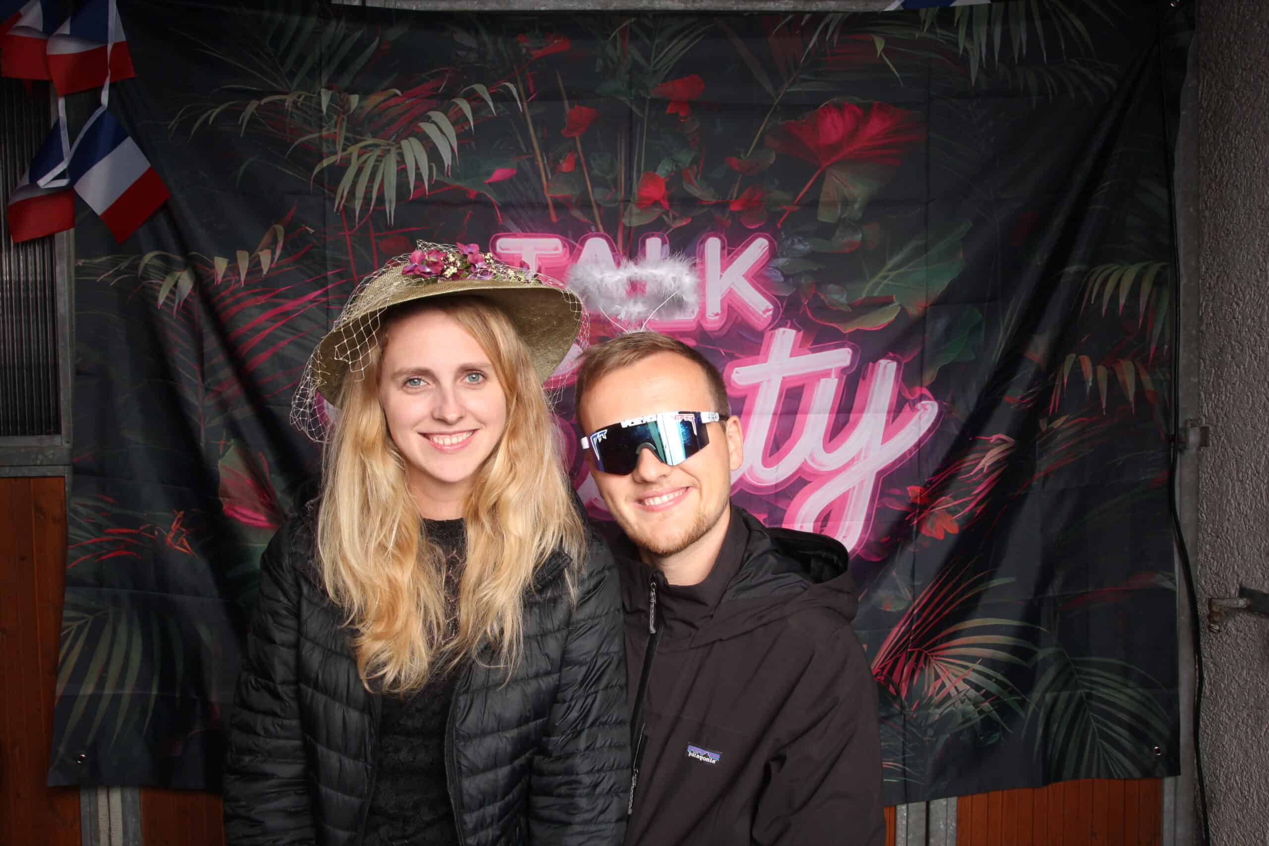 Fröhliches Paar bei 30. Geburtstag mit dekorativem Hintergrund und Party-Accessoires.