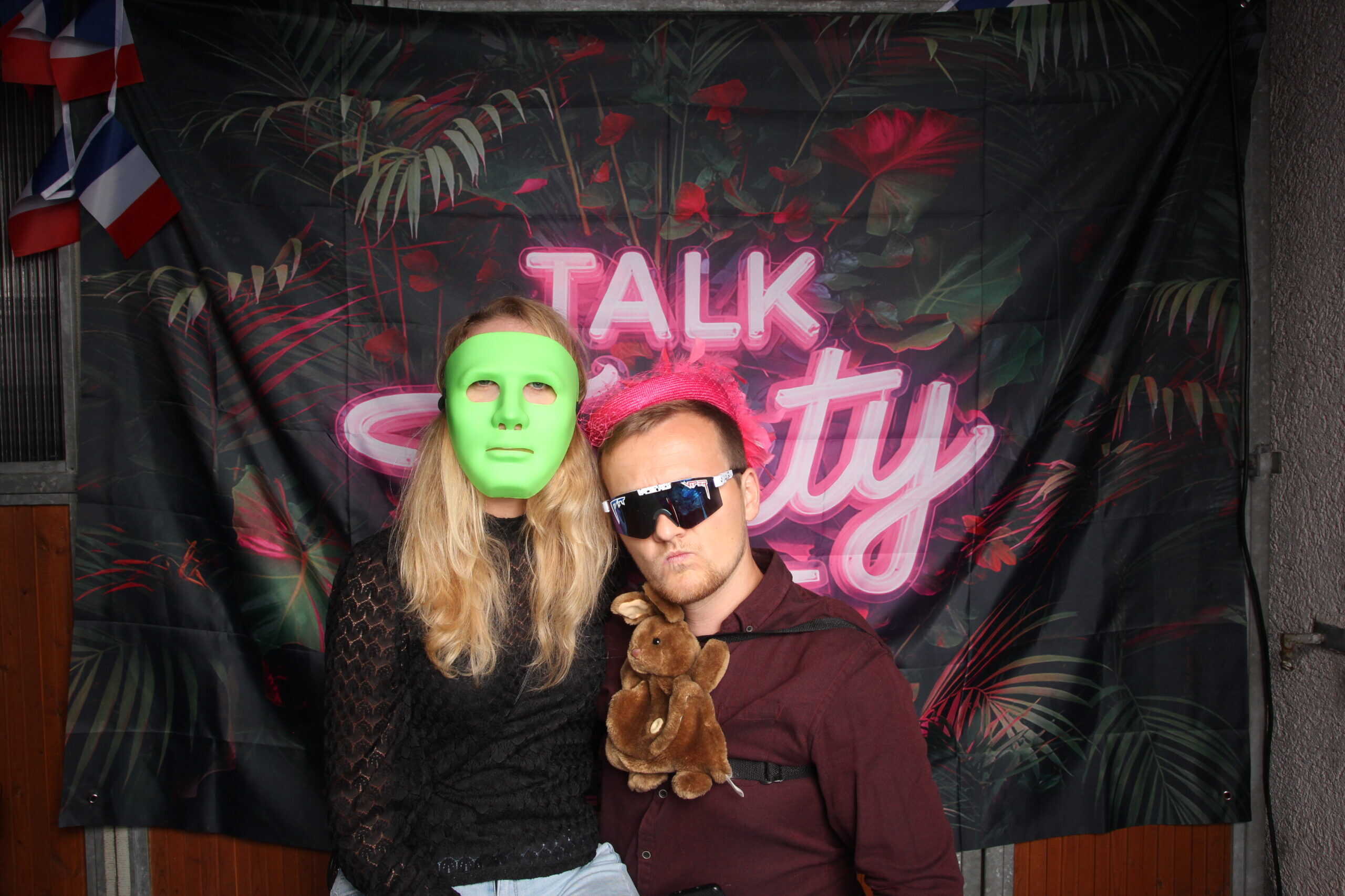 Festliche Fotografie eines Paares bei einem Geburtstag mit Neon- und Party-Accessoires.