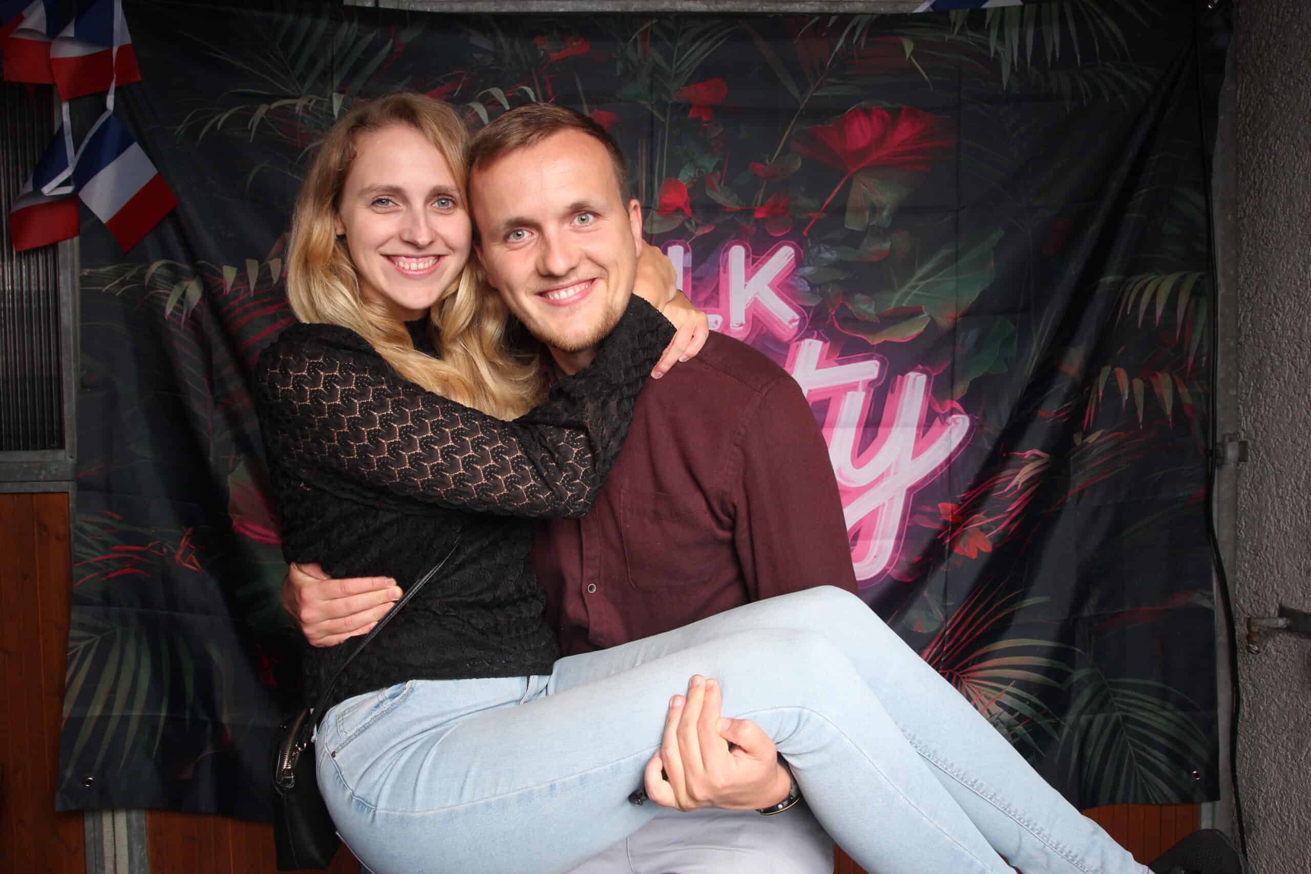 Liebespaar bei einer Geburtstagsfeier, Happy 30. Geburtstag, Freude und Zusammenhalt.