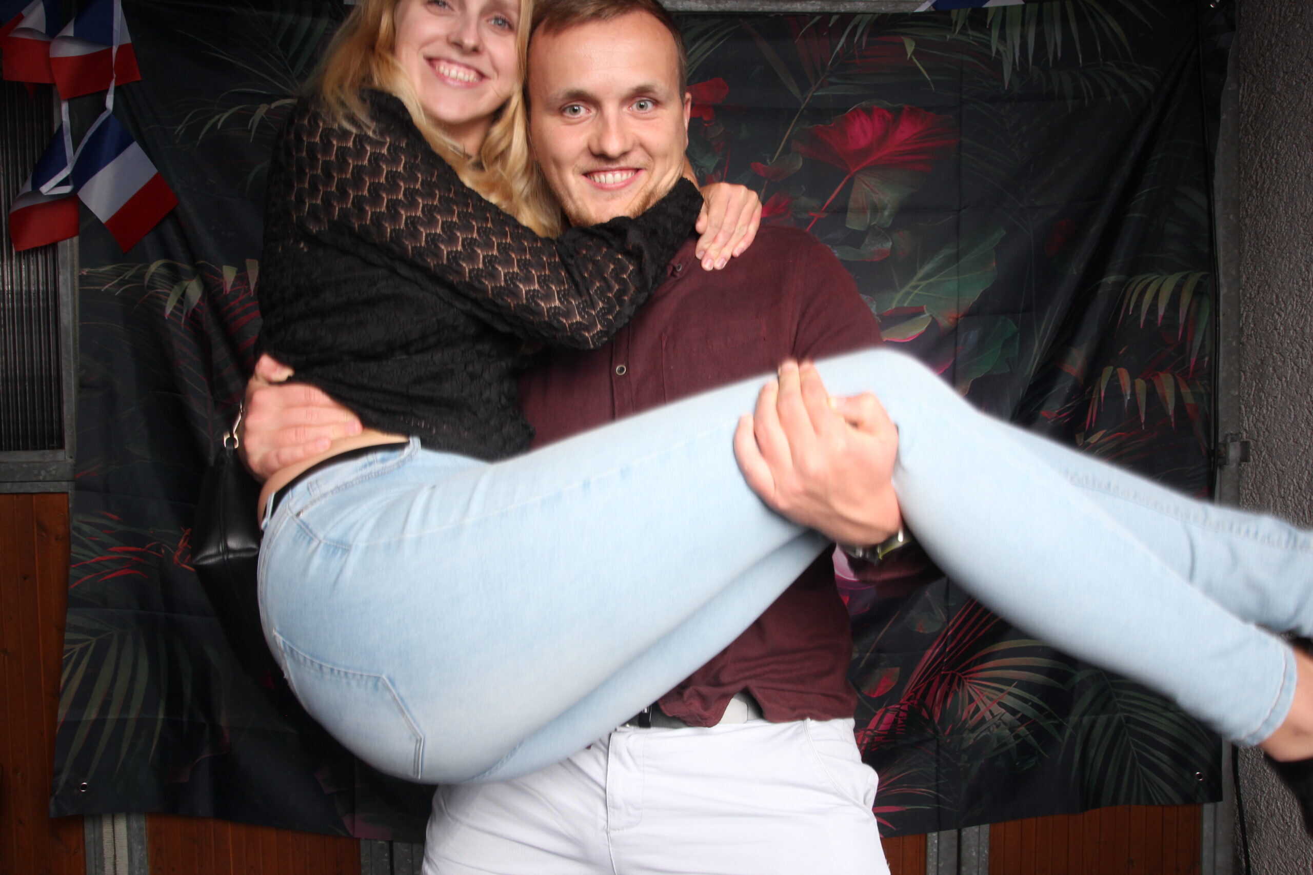 Fröhliches Paar feiert 30. Geburtstag, liebevolle Stimmung bei der Jubiläumsfeier.