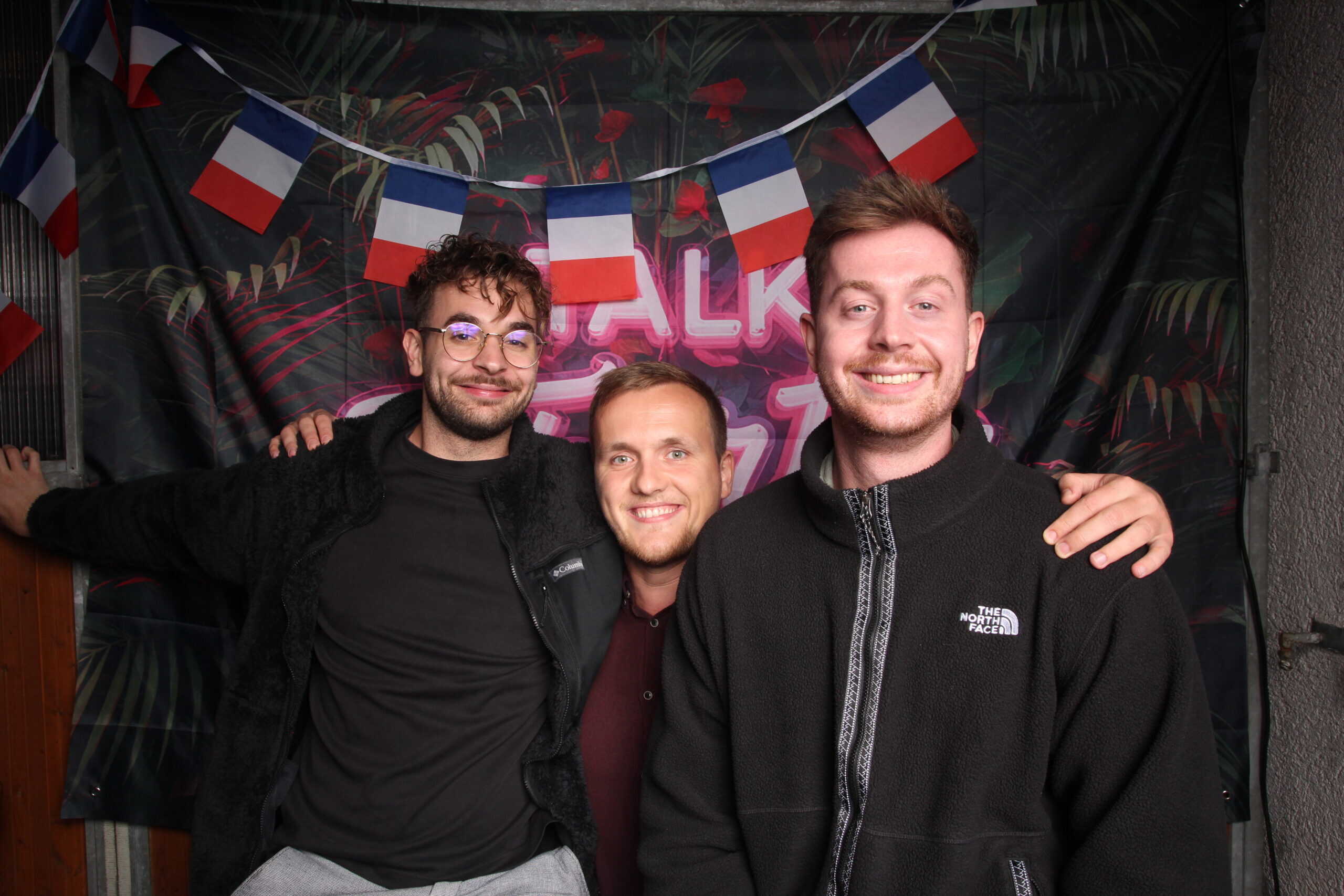 Jungs feiern Yannik's 30. Geburtstag mit Dekoration und Freunden.