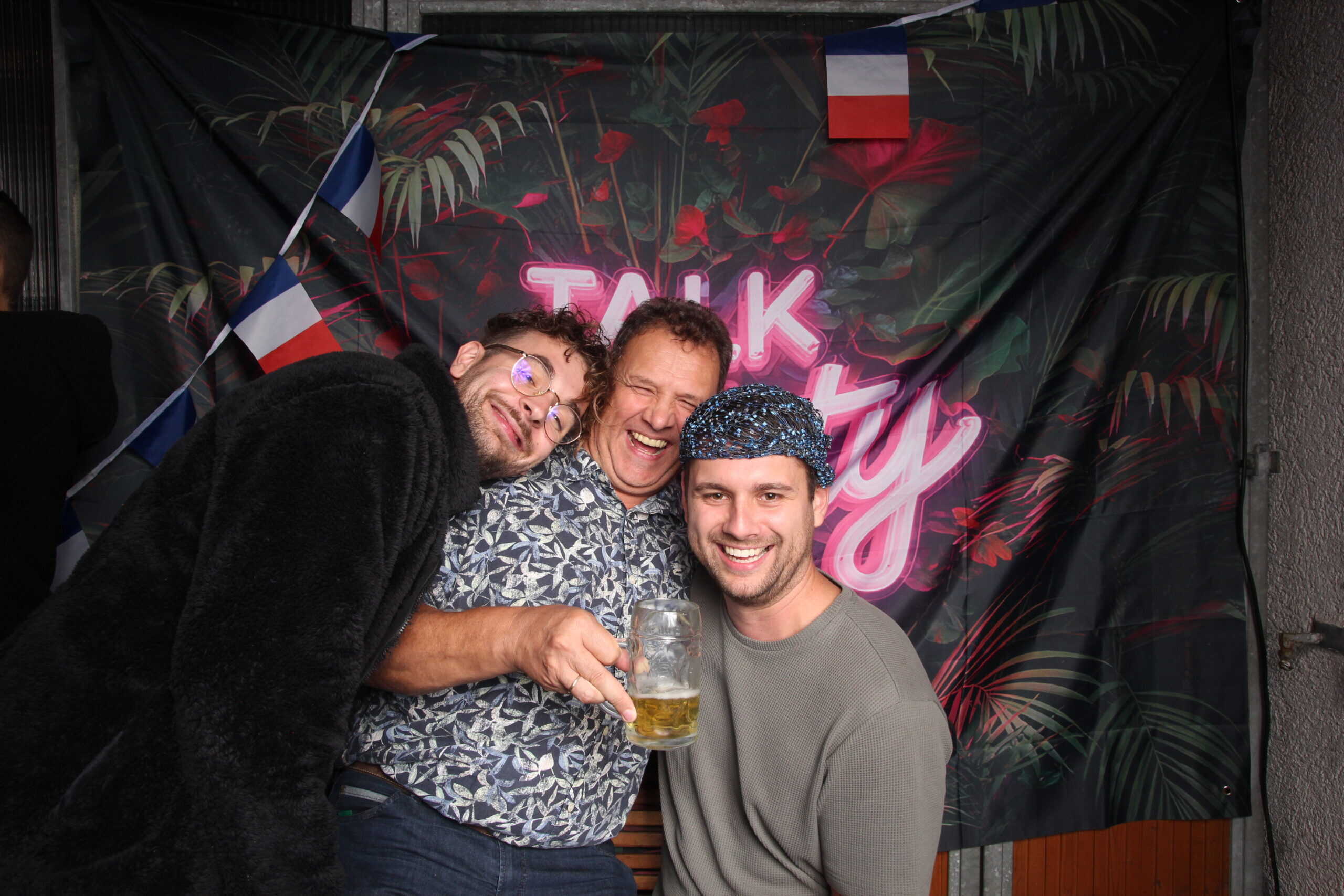 Fröhliche Geburtstagsfeier mit Freunden, junge Männer mit Bier, Party-Dekoration, 30. Geburtstag.