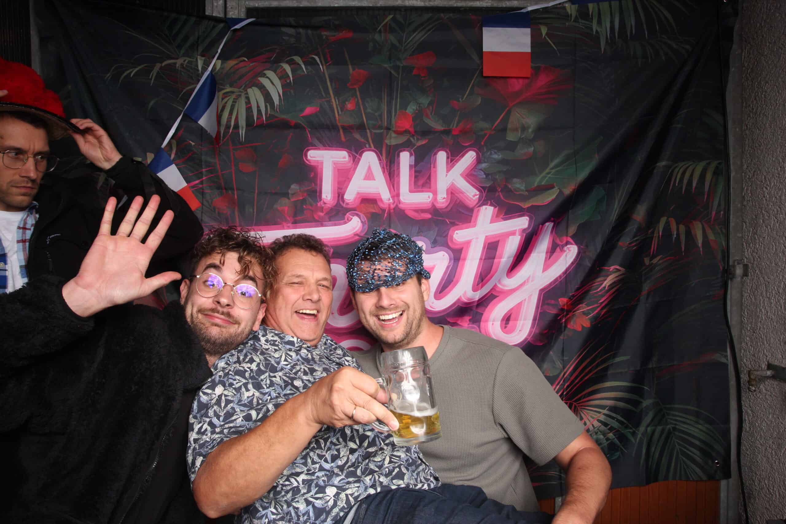 Feiernde Freunde mit Bier beim Junggesellenabschied, Neon-Schild 