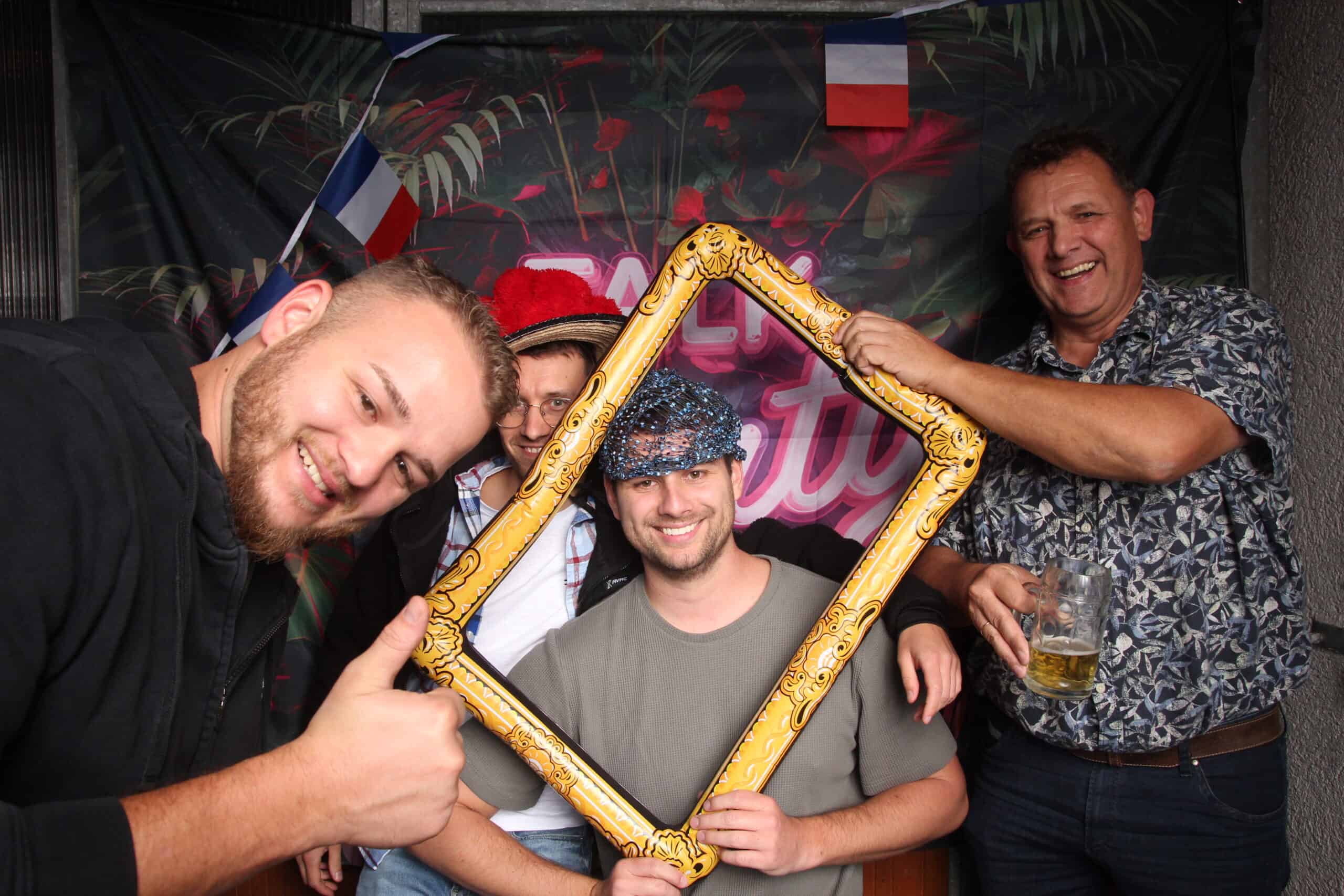 Fröhliche Geburtstagsfeier mit Freunden, Partydekoration, Glas Bier, Frankreichflagge.