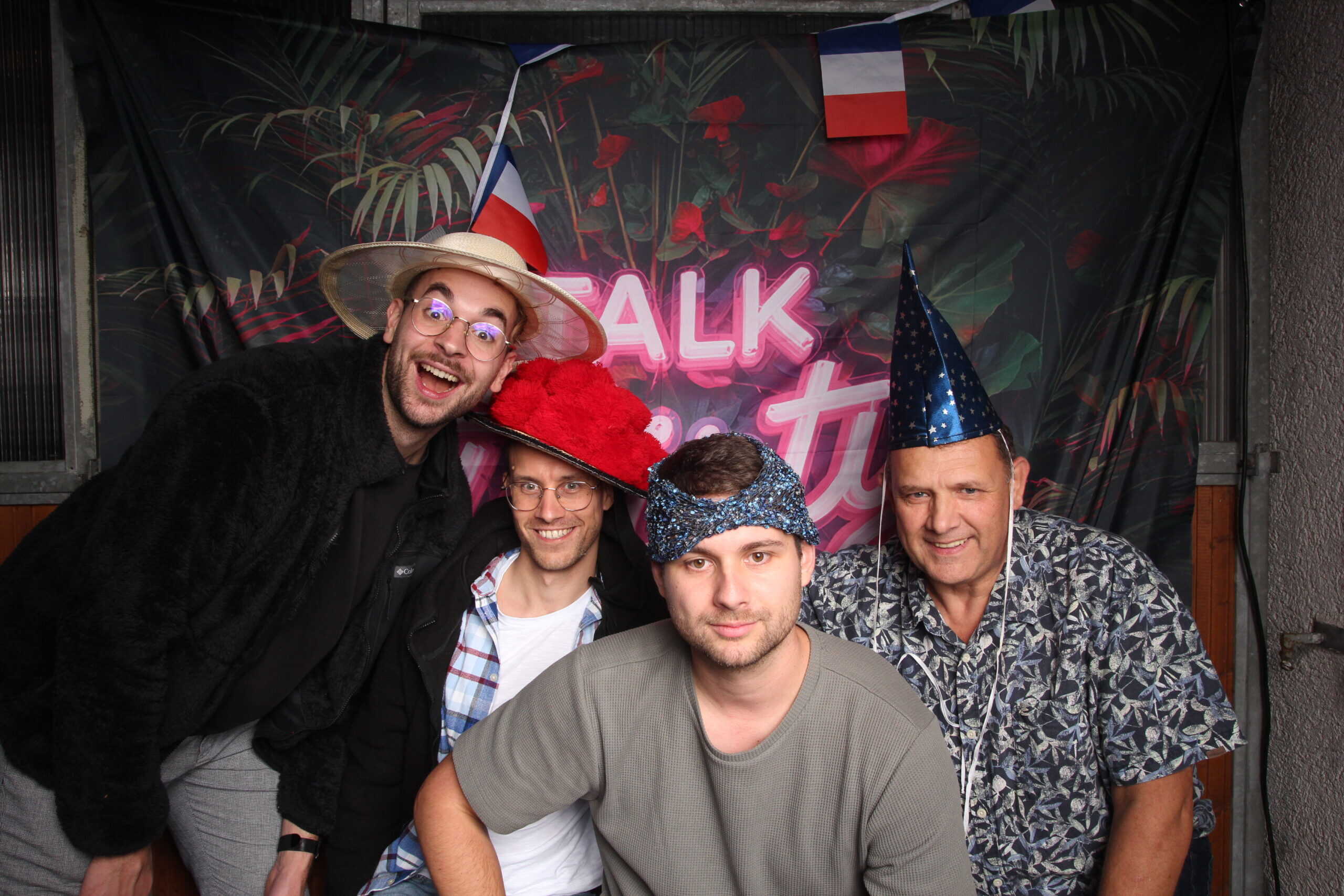 Fröhliche Männer beim Junggesellenabschied mit Partyhüten und lustigen Accessoires, Feier zum 30. Geburtstag, Geburtstagsparty in Berlin.