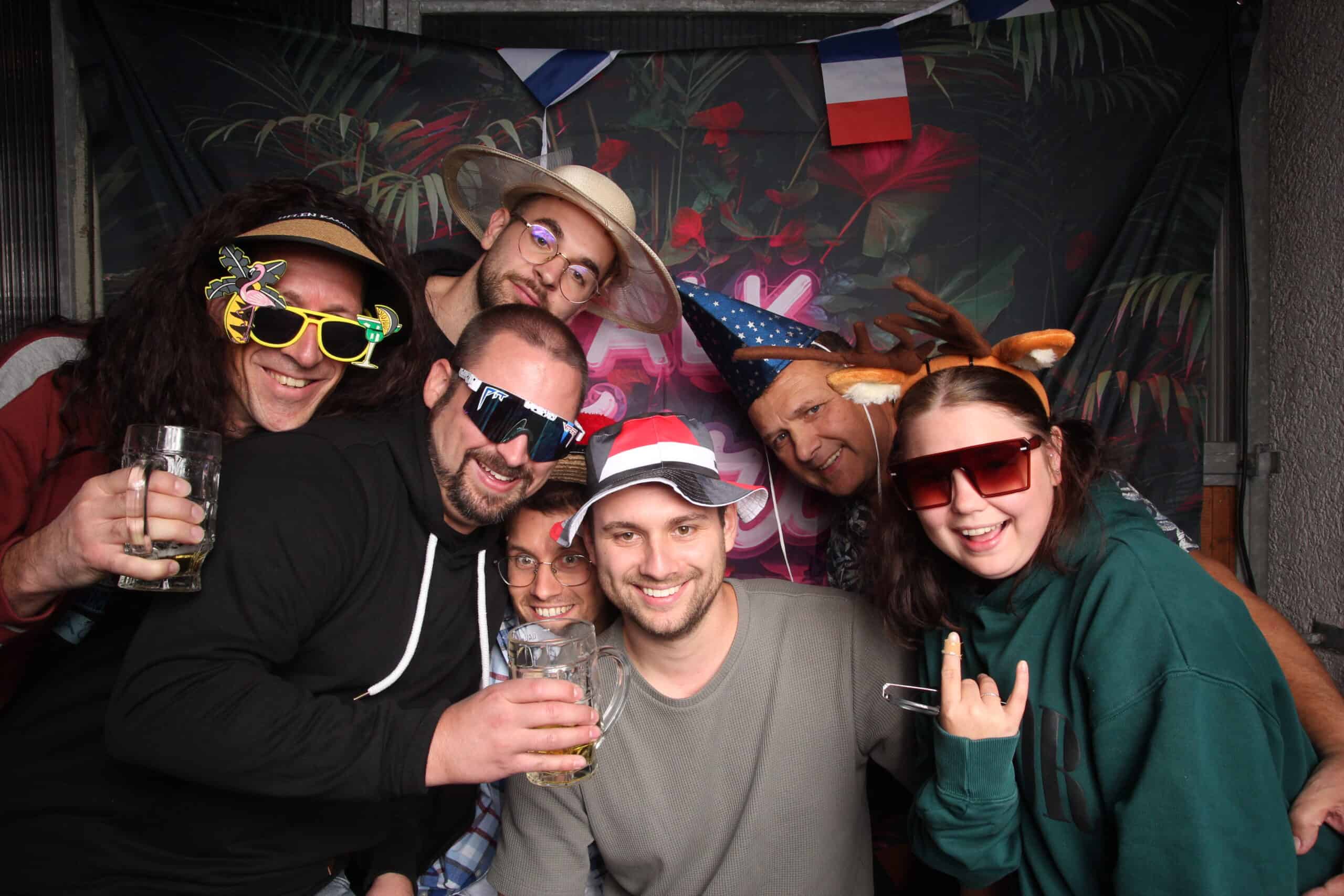 Fröhliche Gruppe feiert 30. Geburtstag mit Partyhüten und lustigen Brillen.