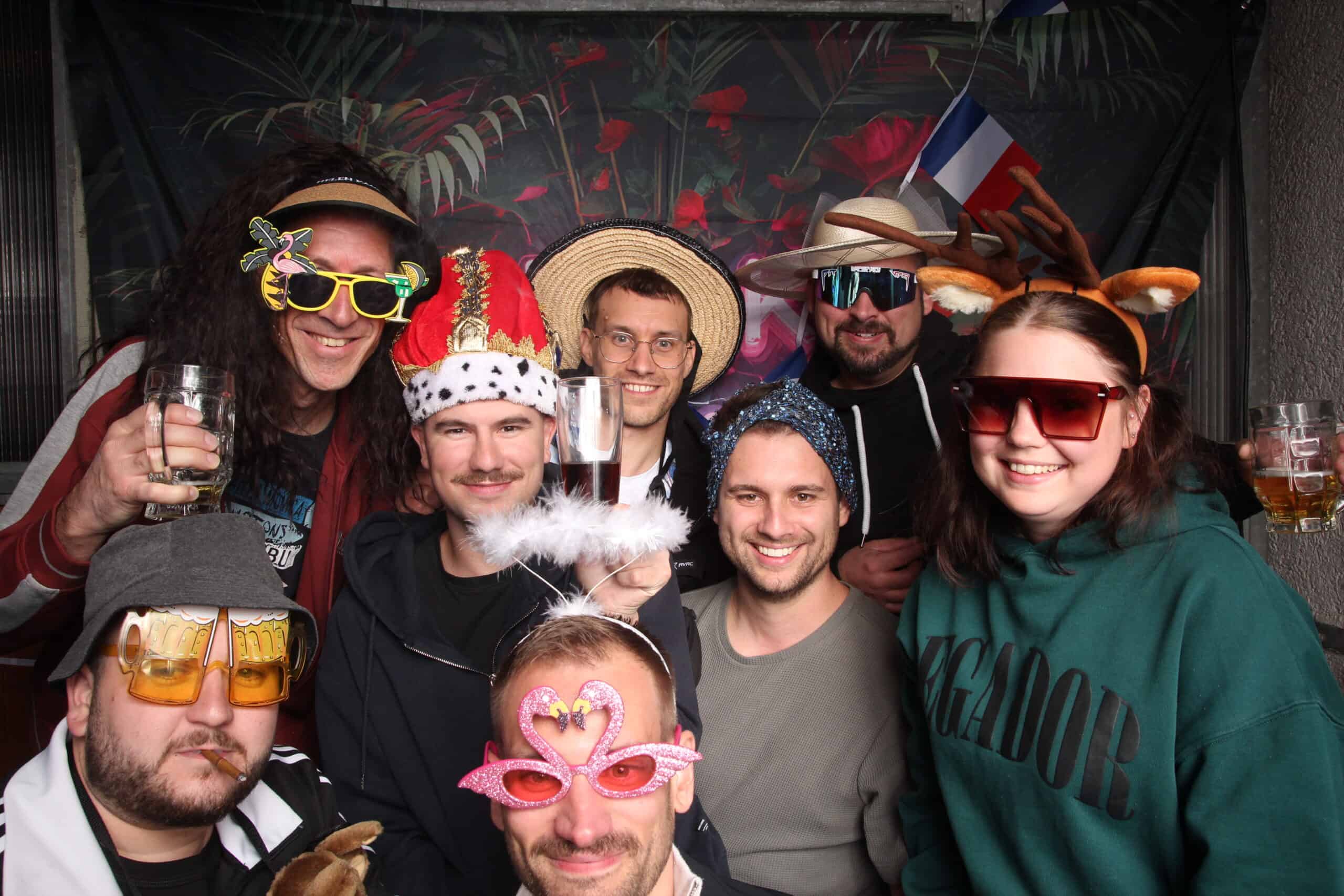 Fröhliche Gruppe beim 30. Geburtstag mit lustigen Kostümen und Party-Accessoires, feiern zusammen in geselliger Atmosphäre.