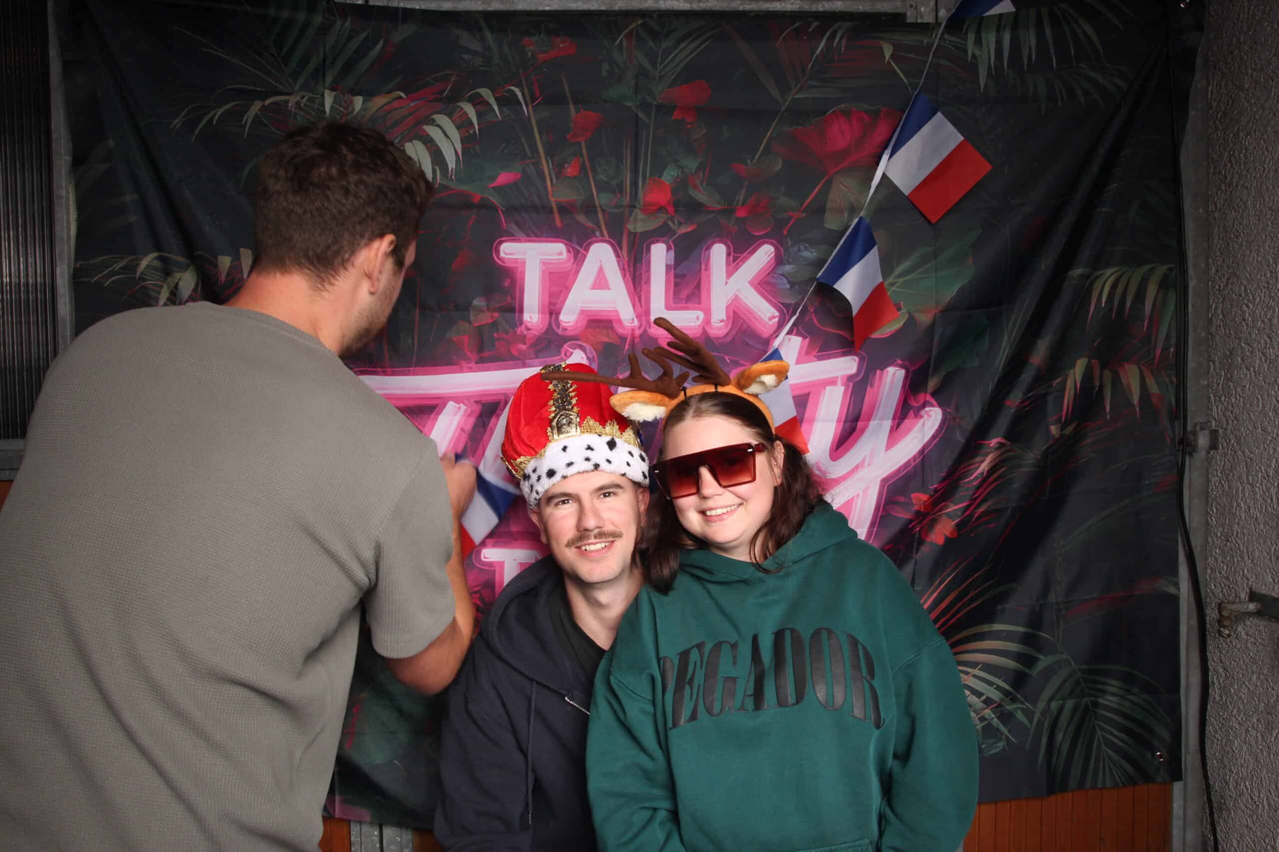 Fröhliche Freunde feiern Yannik's 30. Geburtstag mit festlicher Dekoration und lustigem Kostüm.