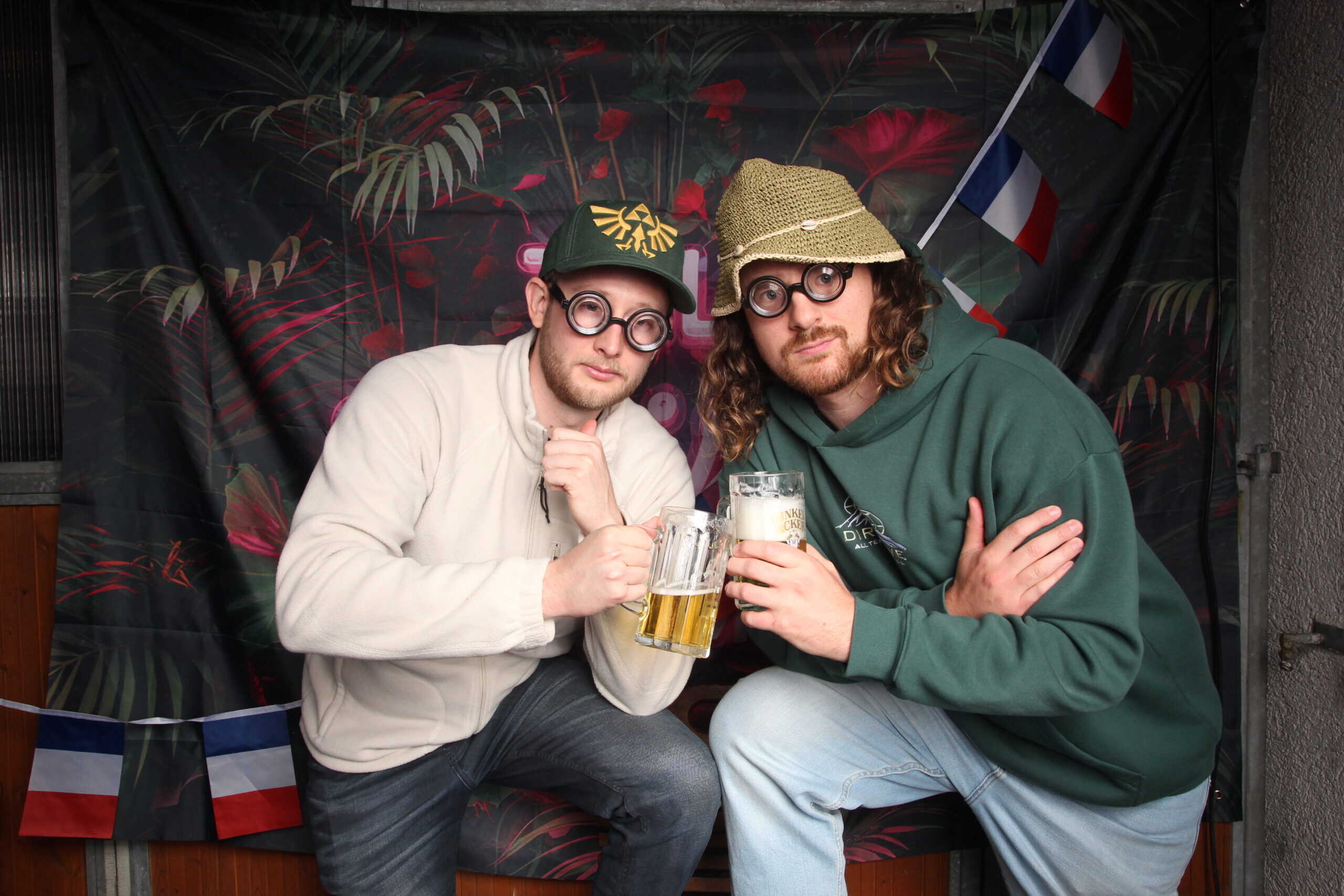 Fröhliche Freunde feiern 30. Geburtstag mit Bier, Partydekoration und Humor.