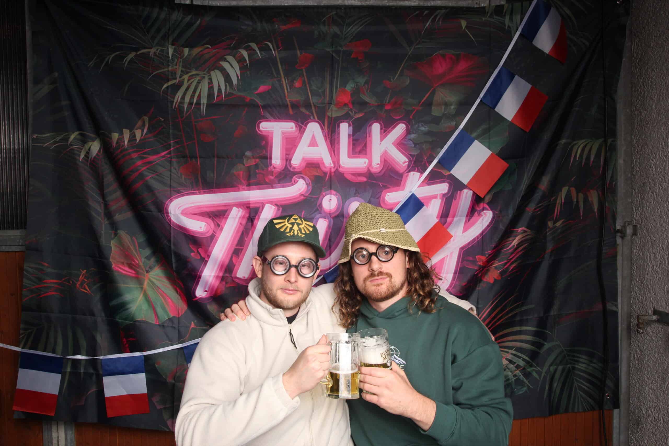 Feiernde Freunde in Verkleidung bei 30. Geburtstag, Bier und Party Dekoration.