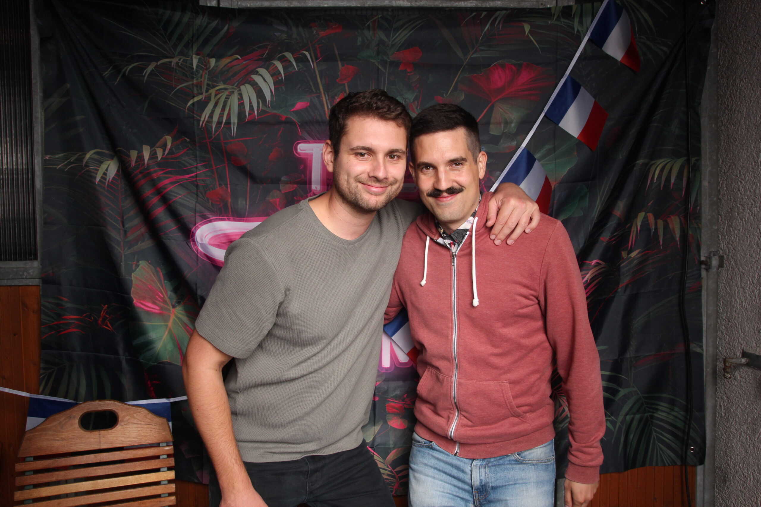 Fröhliche Männer feiern 30. Geburtstag, Freunde, Party, Fest, Dekoration, Trikolore, Jubilar, Freundschaft, Feierlaune.