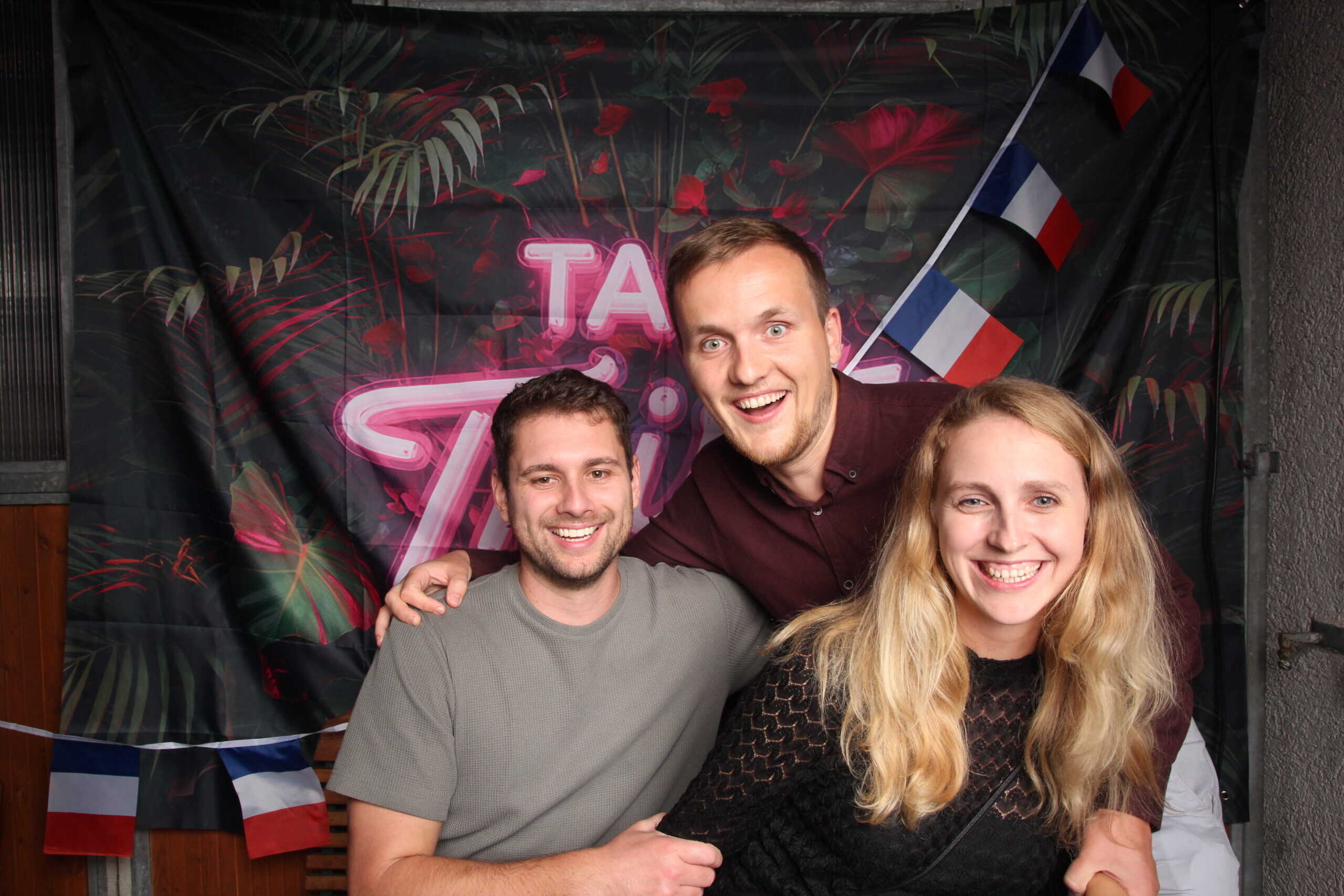 Freundeskreis feiert französischen Geburtstag mit Rot-Weiß-Blau Dekoration und Glückwünschen.