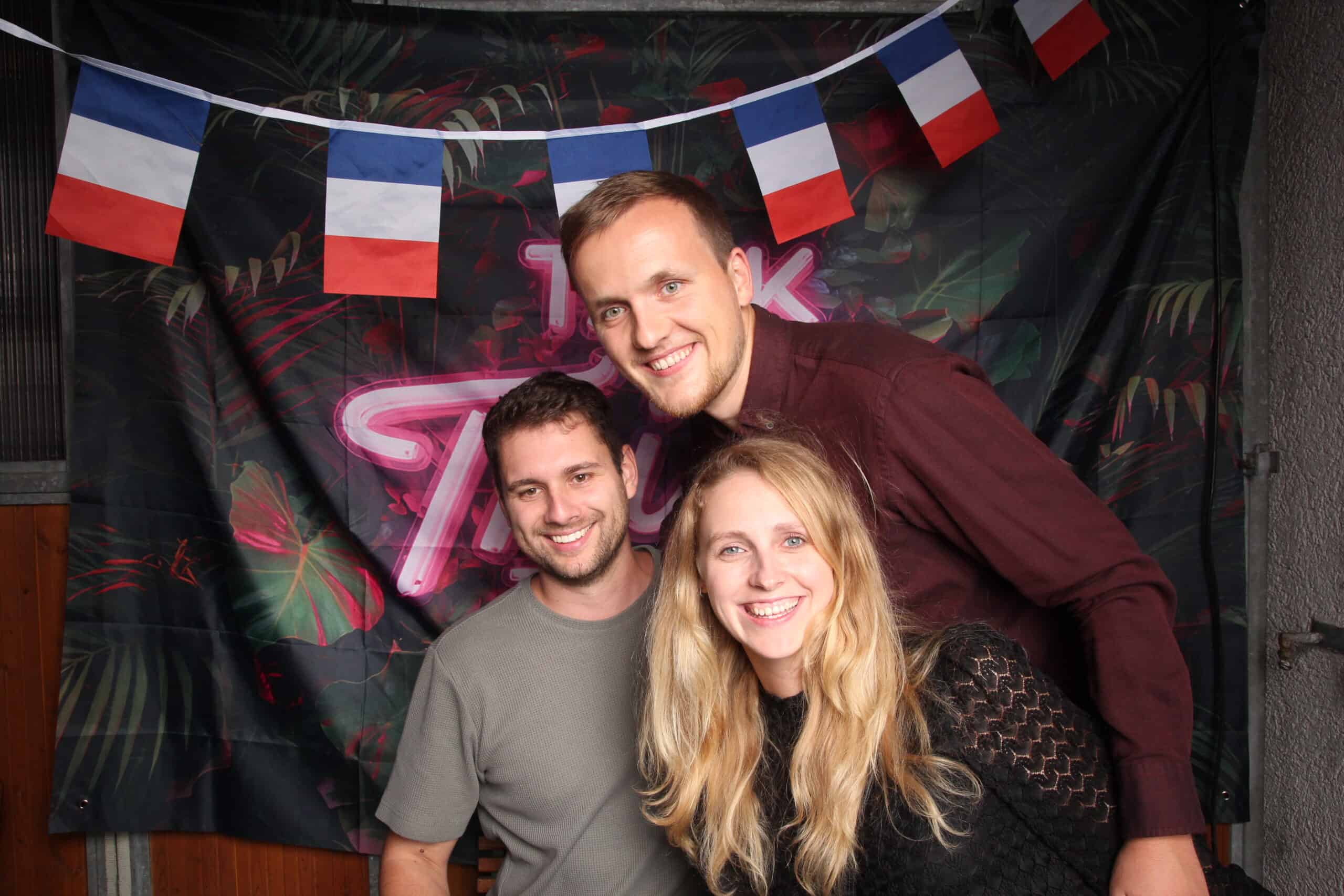 - Fröhliche Freunde feiern 30. Geburtstag mit deutschen Flaggen und Partydekoration.