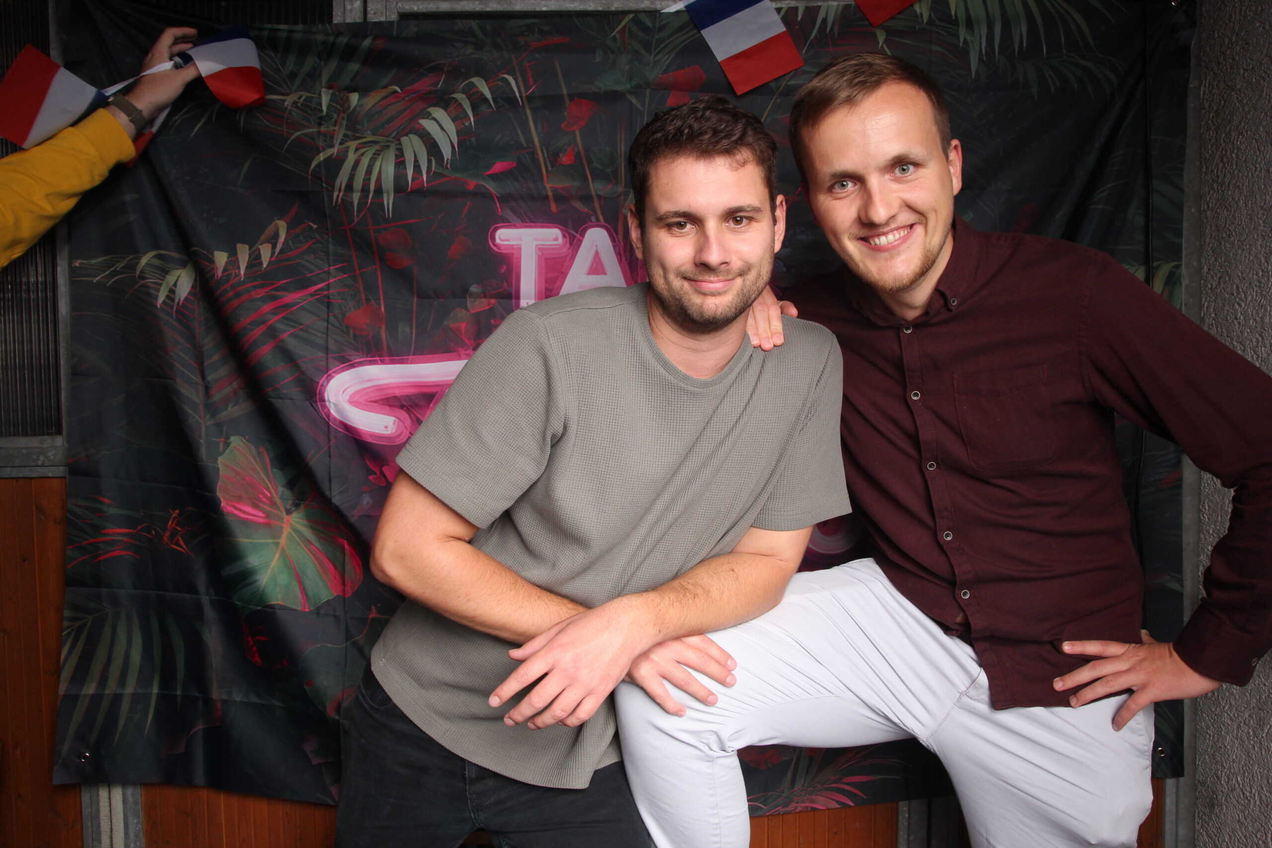 Fröhliche Geburtstagsfeier mit Freunden, junge Männer feiern gemeinsames Jubiläum.