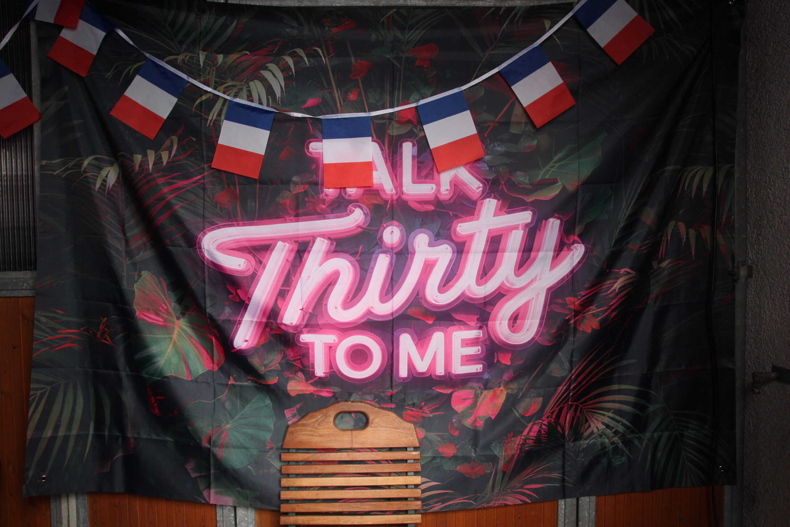 Geburtstagsparty Dekoration mit französischer Flagge Neon Schriftzug 