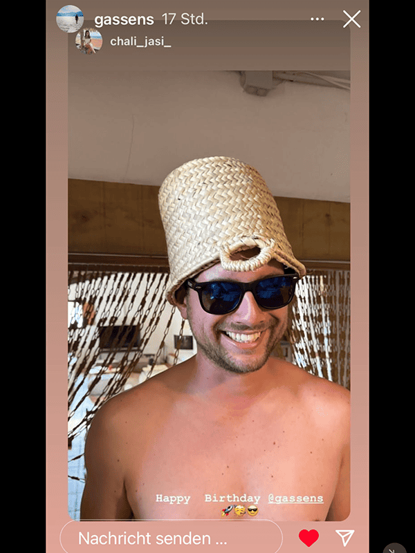 Atemberaubendes Geburtstagsfoto mit lustigem Hut und Sonnenbrille.