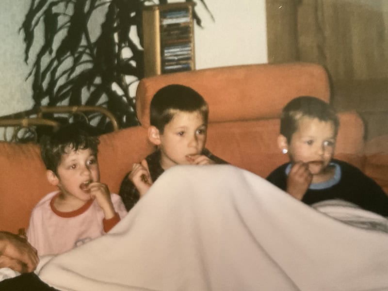 Kinder beim Geburtstag, Bilder Erinnerung, Kinderparty, Geburtstag feiern, Kinderfoto Wohnzimmer, relevante Geburtstag Bilder.