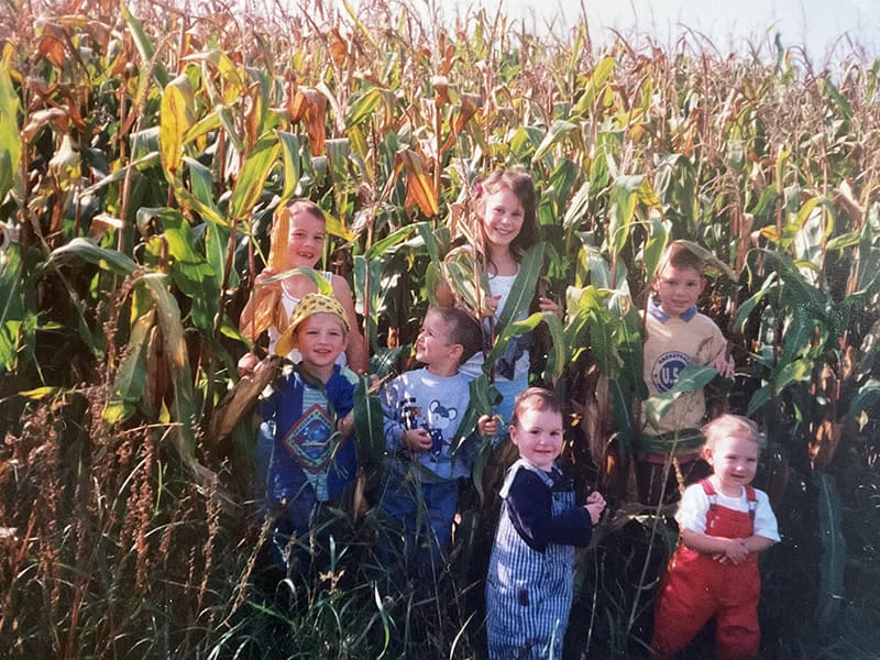 Blumenfeld mit lachenden Kindern, Natur, Familienzeit, Outdoor-Aktivitäten, fröhliche Momente.