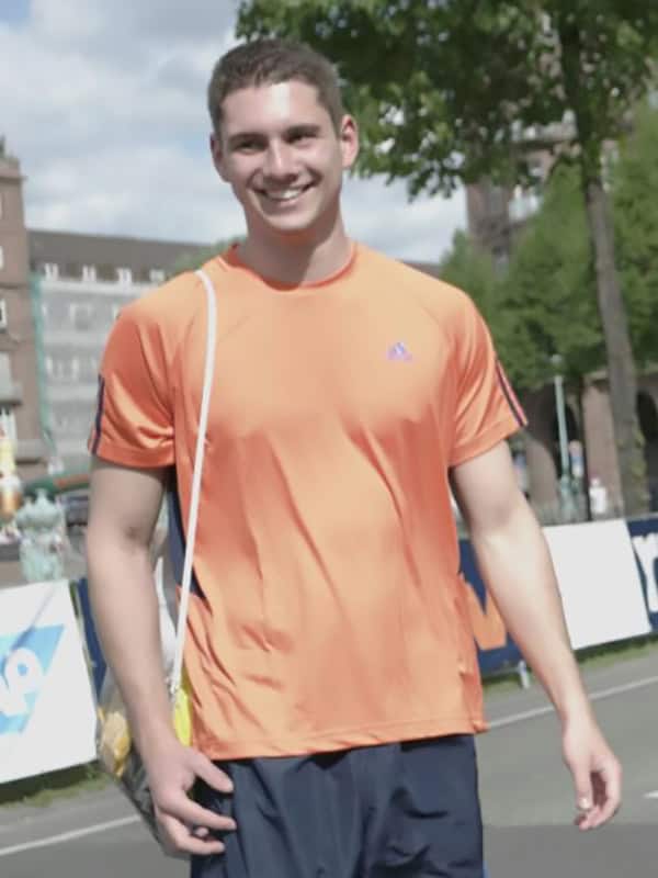 Junger Mann beim 30. Geburtstag, fröhlich und sportlich, festliches Ereignis, junges Alter, Feier, Glück, urbaner Hintergrund, Outdoor-Event.
