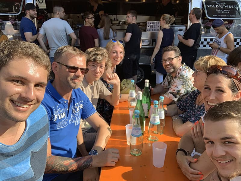 Yannik-happy-30-birthday-gruppe-menschen-freunde-feier.jpg.