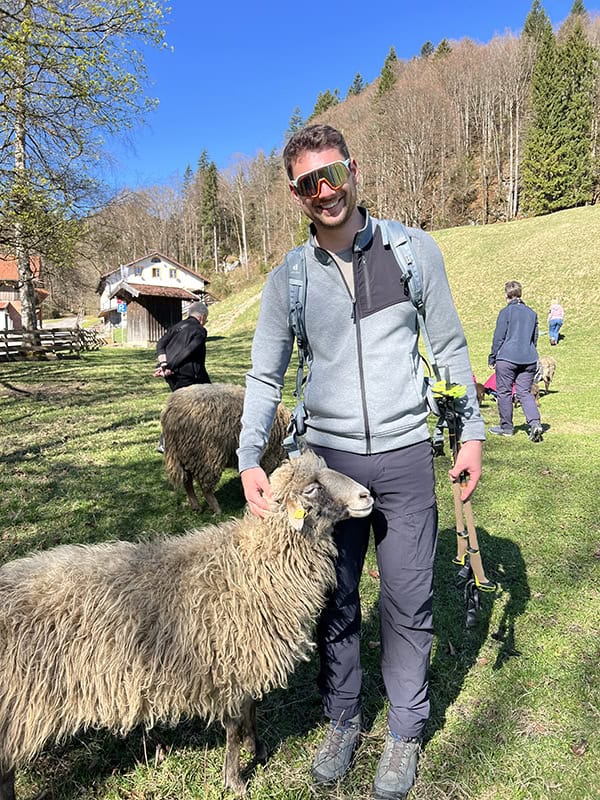 Yannik bei einer Schafwanderung auf dem Land, Natur und Tierliebe in Deutschland.