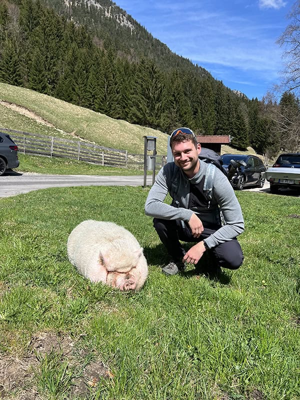 8S1A4A4J-30. Geburtstag in den Bergen mit Schwein, Natur, Freundschaft und Spaß.