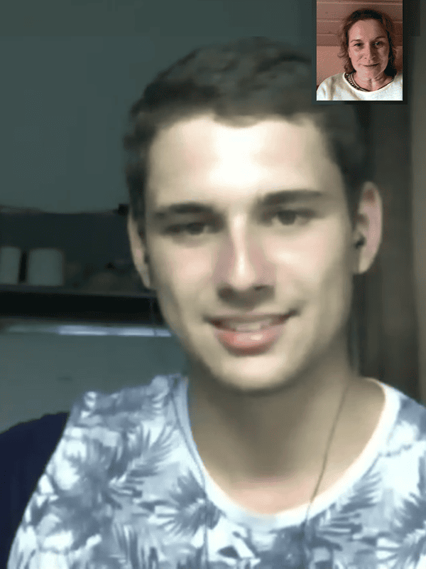 Junge Mann telefoniert Videocall zum Geburtstag, moderne Technologie, glückliches Gespräch, digitale Kommunikation.