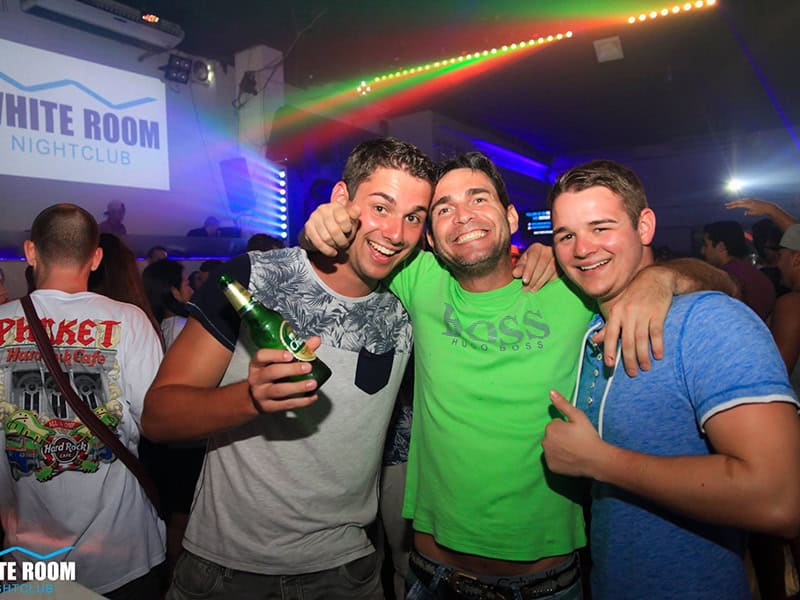 Feiernde Freunde im Nachtclub White Room, stilvolle Party, ausgelassene Stimmung, Jubiläumsfeier, Happy Birthday.