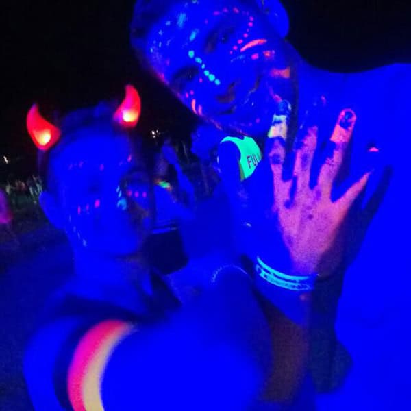 LED-gestrahlte Feiernde zum 30. Geburtstag, schwarze Nächte, neonbeleuchtete Party, Partyfans, Geburtstagsfeier im Dunkeln.