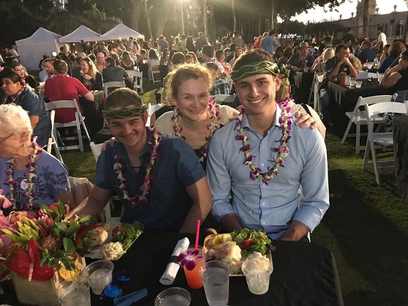 Yannik.Happy-30-Birthday, Feier zum 30. Geburtstag mit Familie und Freunden, festliche Stimmung, Hawaii-Lei, schön gedeckter Tisch bei Abendlicht, Glücksmoment.