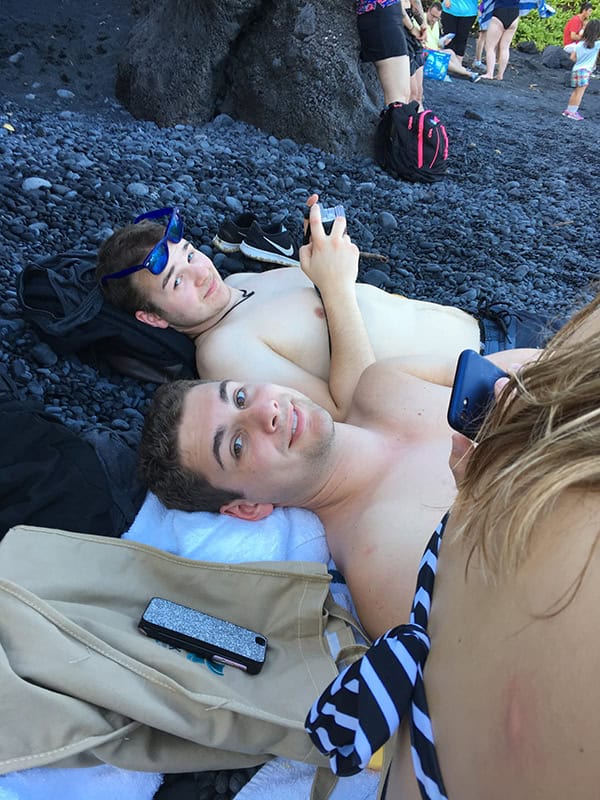 Entspannung am schwarzen Kiesstrand mit Freunden, Sommer, Sonne, Feier, Natur, Urlaub, Jugendliche, Spaß, Freizeit, Urlaub, Sand, Meer, Glück, Sonne, Erholung.