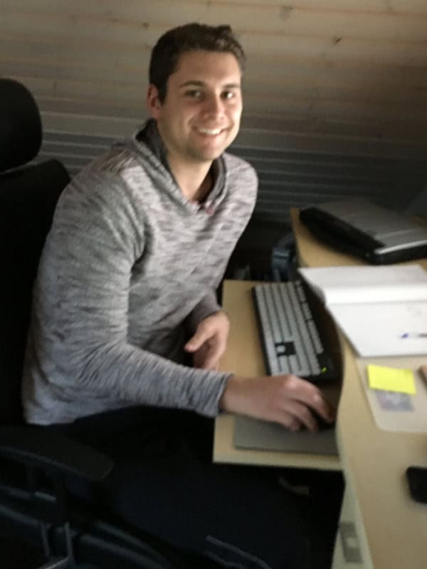 Yannik feiert seinen 30. Geburtstag, freut sich bei der Arbeit zu Hause in seinem Büro.