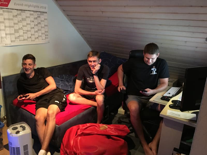 Entspannte Freunde beim Gaming im Dachzimmer, feiern Yannik's 30. Geburtstag.