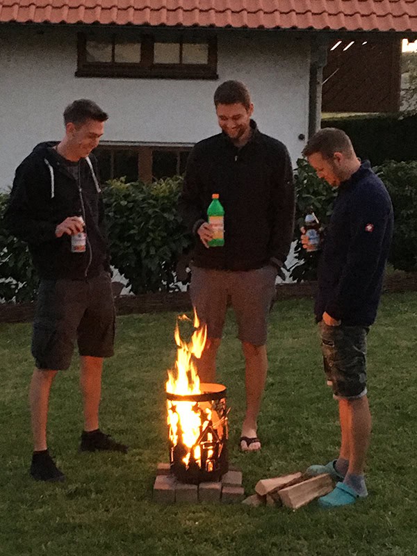 Feuer im Garten mit Freunden, Geburtstagsfeier, hochwertiger Momentschmuck, gemeinsam feiern, besondere Anlässe, Yannik Party, 30. Geburtstag, outdoor Event, Grillabend, Jungen, Jugendliche.