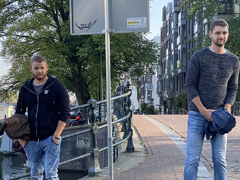 Yannik.Happy-30-Birthday jahrestag foto mit jungen männern auf stadtspaziergang.