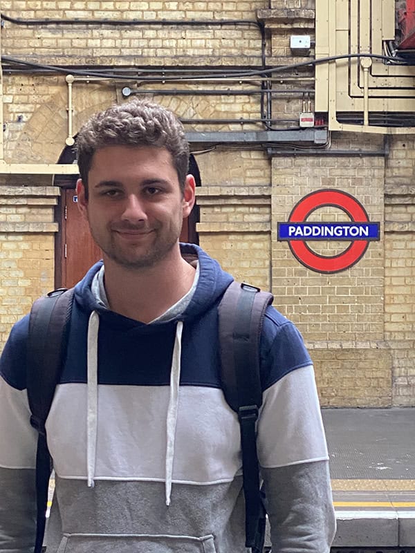 Hauptbild von Yannik am Paddington U-Bahnhof in London, junge Person mit Rucksack.